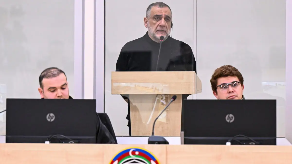 Ruben Vardanyan, ex capo del governo della regione separatista della Repubblica del Nagorno-Karabakh, partecipa a un'udienza preliminare del processo penale presso il Tribunale militare di Baku, in Azerbaigian.