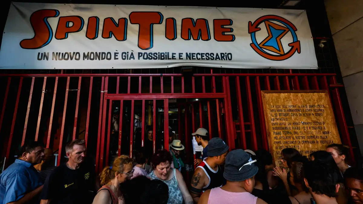 L'ingresso di Spin Time, il palazzo occupato dal 2013 a Roma