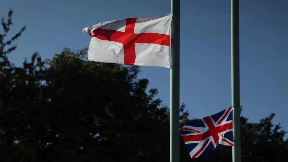 Bandiere britanniche e la bandiera di San Giorgio sventolano sui lampioni a Londra, Gran Bretagna, 2 settembre 2025