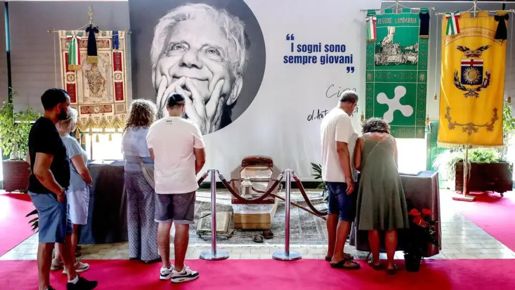 Camera ardente di don Antonio Mazzi nella sede della Fondazione Exodus nel parco Lambro a Milano, 1 agosto 2026