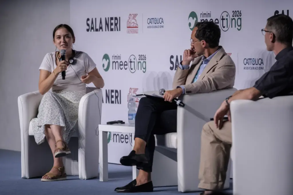 Ines Saada durante l’incontro del Meeting 2026 “Il risveglio della fede” (foto Meeting)