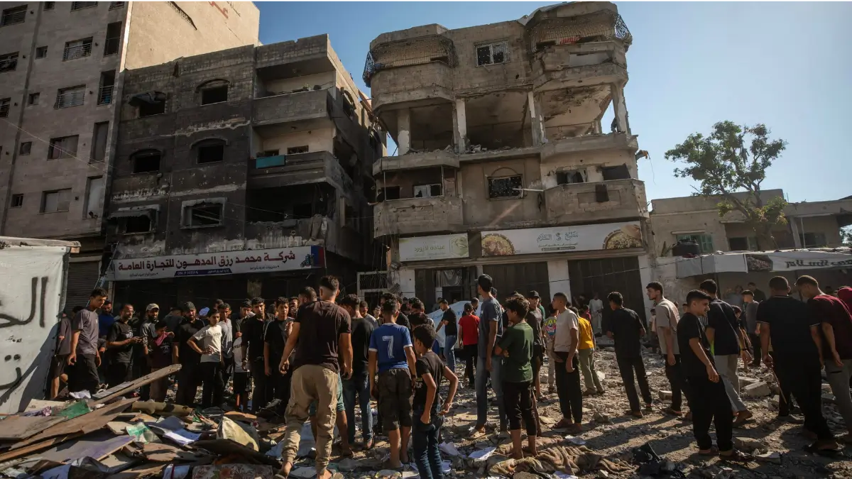 Palestinesi ispezionano una casa distrutta da un raid aereo israeliano nella parte settentrionale di Gaza City, Striscia di Gaza, 18 luglio 2026