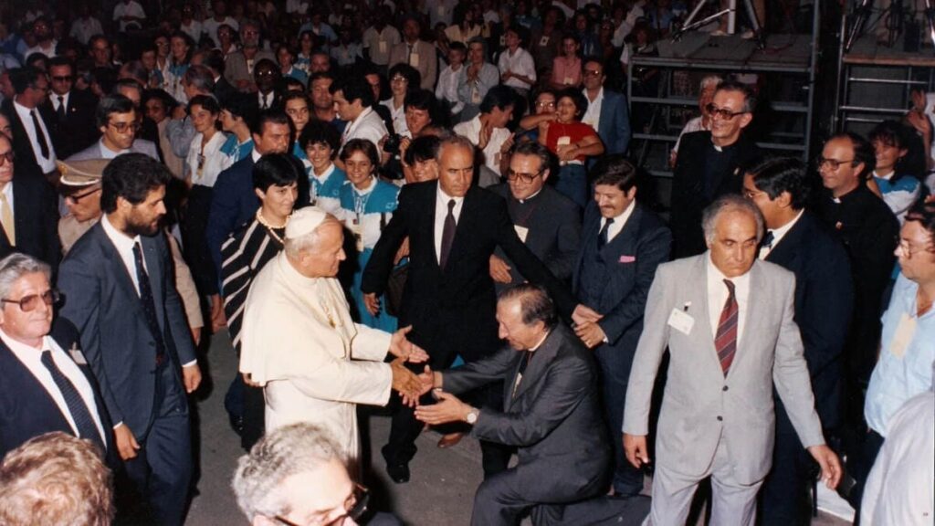 Don Luigi Giussani accoglie al meeting di Rimini san Giovanni Paolo II nel 1982