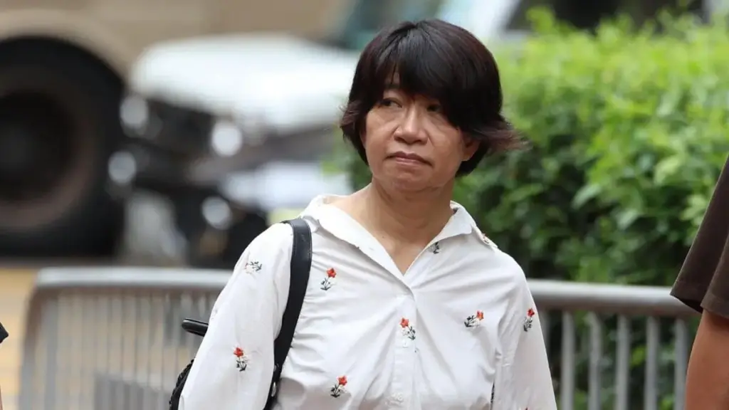 La moglie di Lee Cheuk-yan, Elizabeth Tang, arriva in tribunale per seguire il processo del marito a Hong Kong (foto Ansa)