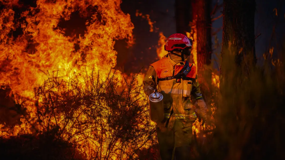 Un vigile del fuoco cerca di contenere un incendio scoppiato vicino a Saumos, nella Gironda francese, lo scorso 29 luglio