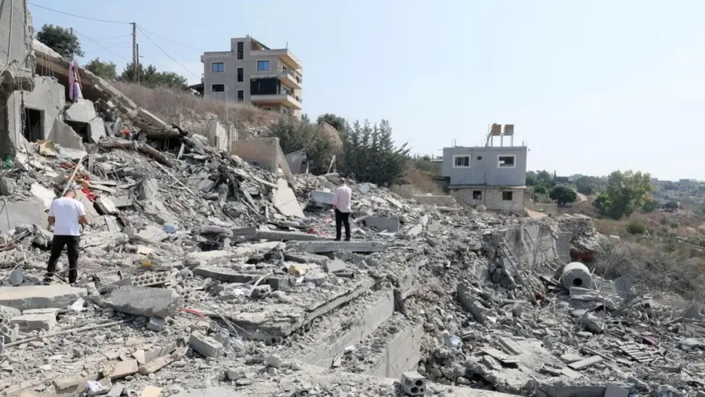 I danni causati da un bombardamento israeliano nel villaggio di Ansar, nel sud del Libano, il 15 agosto