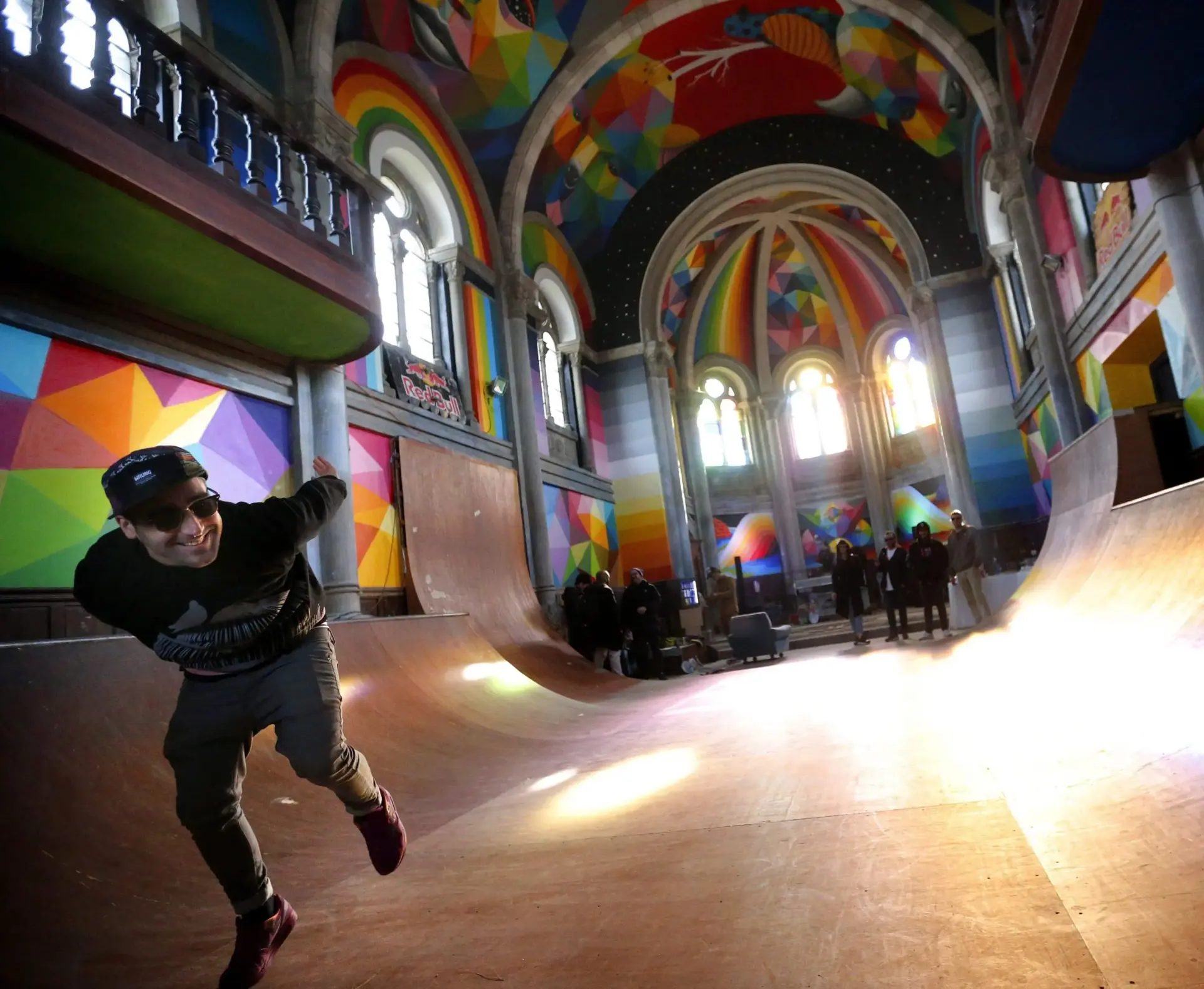 Un ragazzo corre sorridendo nella cappella di Santa Barbara di Llanera, Spagna, trasformata in uno skate park nel 2015. Oggi si chiama &ldquo;Kaos Temple&rdquo;