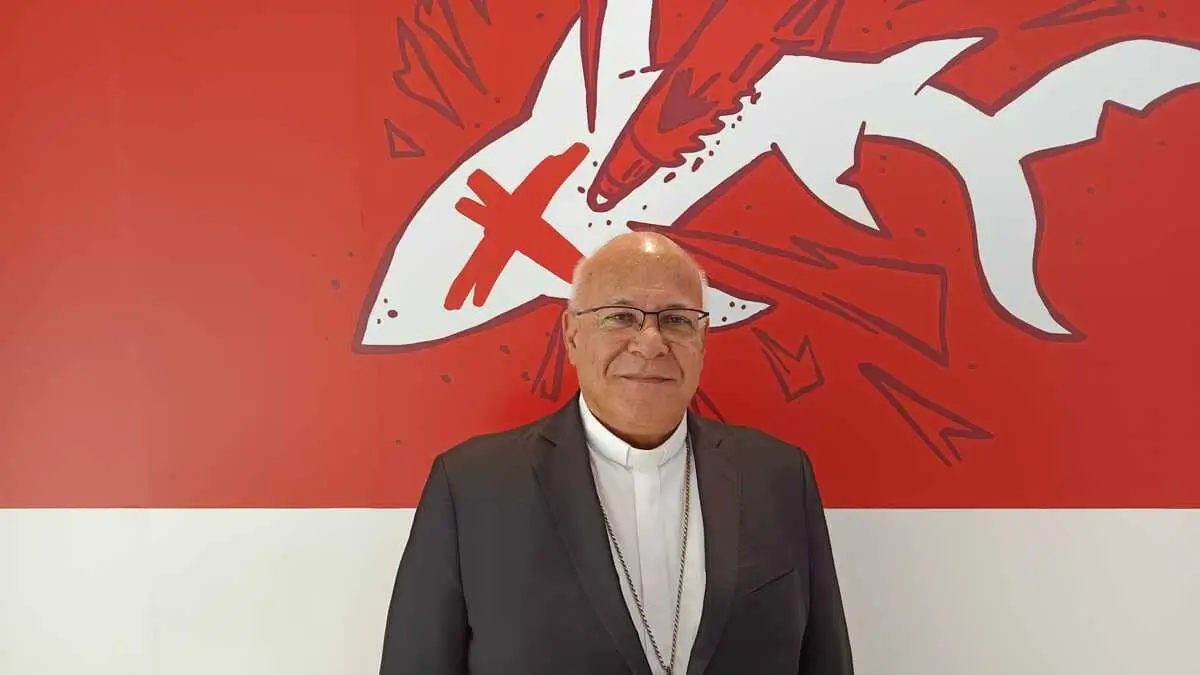 Monsignor C&eacute;sar Essayan, vicario apostolico di Beirut per i cattolici di rito latino, allo stand di Tempi al Meeting di Rimini