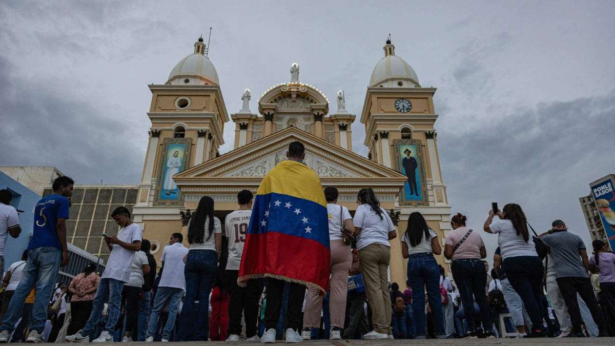 Messa nella basilica di Nuestra Se&ntilde;ora de Chiquinquir&aacute; in memoria delle vittime dei sismi gemelli che il 24 giugno scorso hanno devastato il Venezuela (foto Ansa)