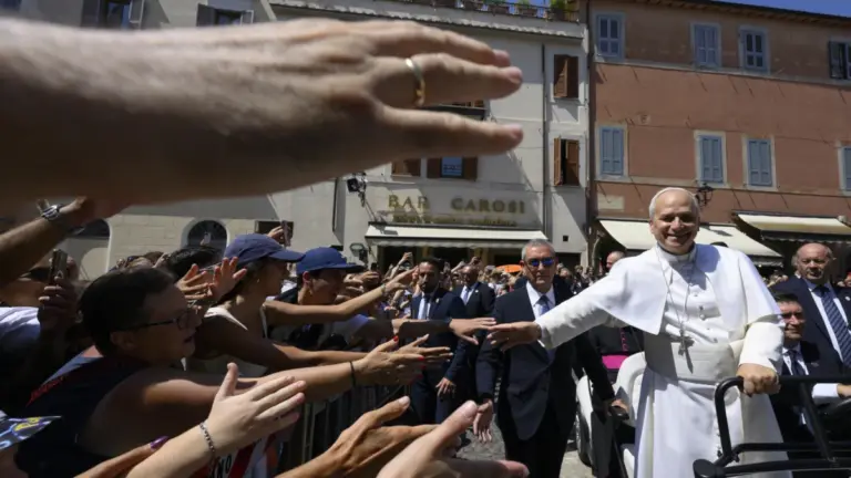 Papa Leone XIV saluta e benedice i fedeli radunati per l&rsquo;Angelus in piazza della Liberta a Castel Gandolfo, 16 agosto 2026 (foto Ansa)