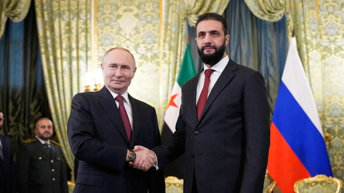 Il presidente russo Vladimir Putin e quello siriano Ahmad al-Sharaa, Mosca, 15 ottobre 2025