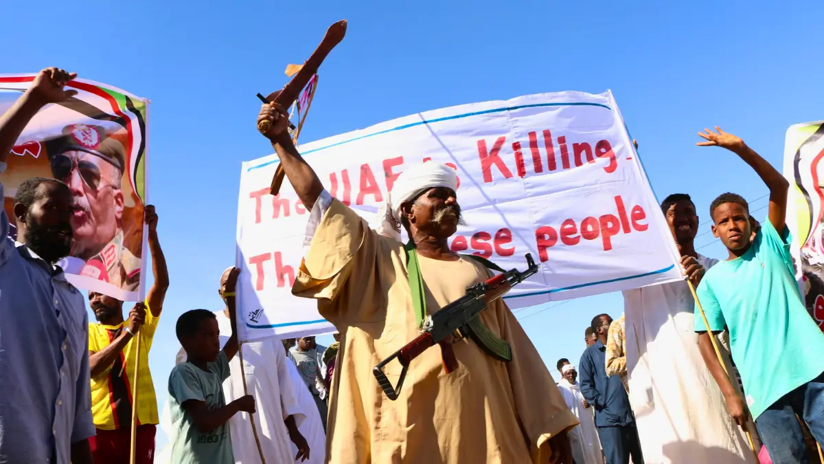 Manifestanti sudanesi marciano a sostegno dell'esercito e contro le Rsf a Merowe, circa 330 chilometri a nord di Khartoum, Sudan, il 13 dicembre 2025