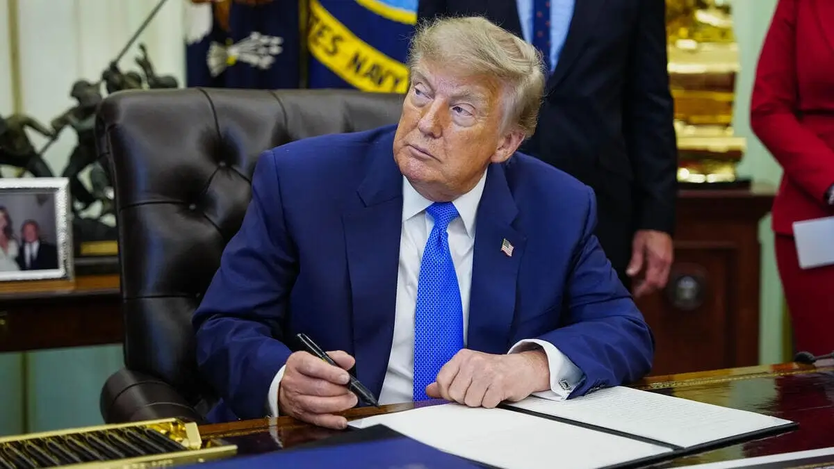 Donald Trump firma un ordine esecutivo nello Studio Ovale a Washington