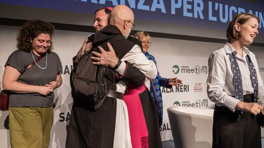 L'abbraccio tra Mauro-Giuseppe Lepori, abate generale dei Cistercensi, e il vescovo di Kharkiv-Zaporizhzhia Pavlo Honcharuk al Meeting