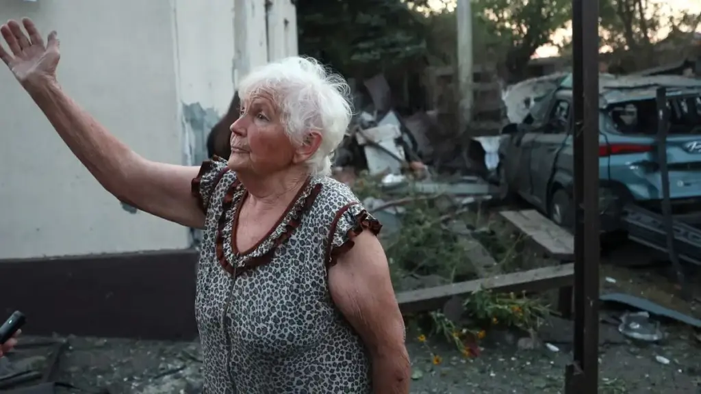 Una donna si lamenta a Kharkiv, in Ucraina, dopo che un missile russo ha distrutto la sua casa il 25 agosto