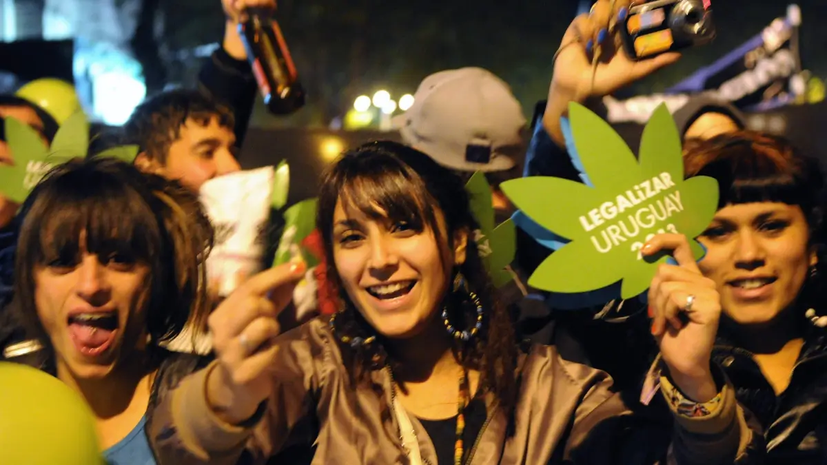 La protesta per chiedere la legalizzazione della coltivazione domestica di cannabis, nel centro di Montevideo, Uruguay, 8 maggio 2013 (foto Ansa)