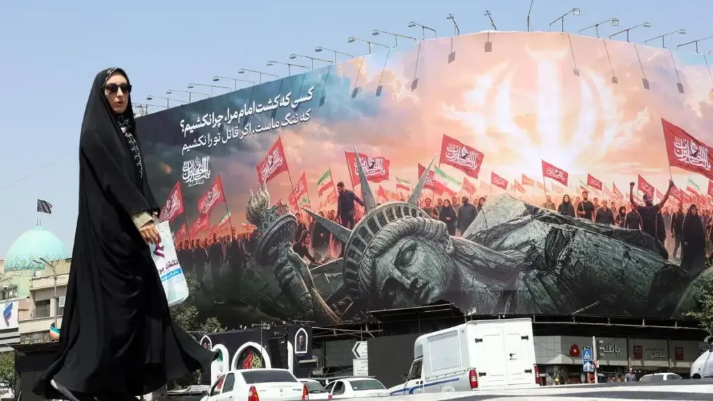 Un cartellone di propaganda del regime islamico a Teheran celebra la vittoria dell’Iran sugli Stati Uniti
