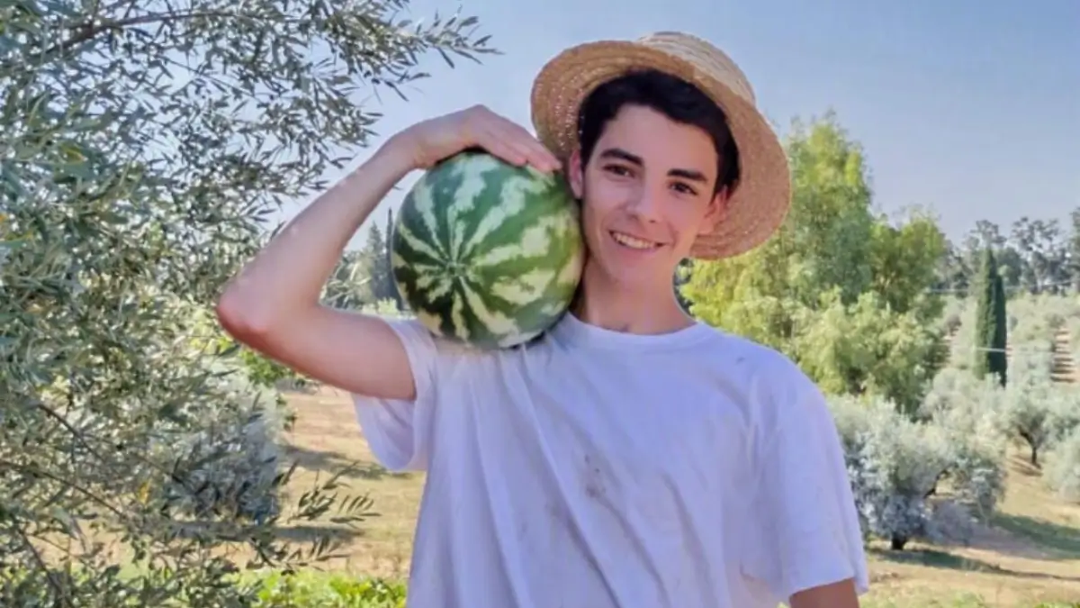 Martino, 16 anni, con un cocomero in spalla, al lavoro nei campi del monastero di Valserena