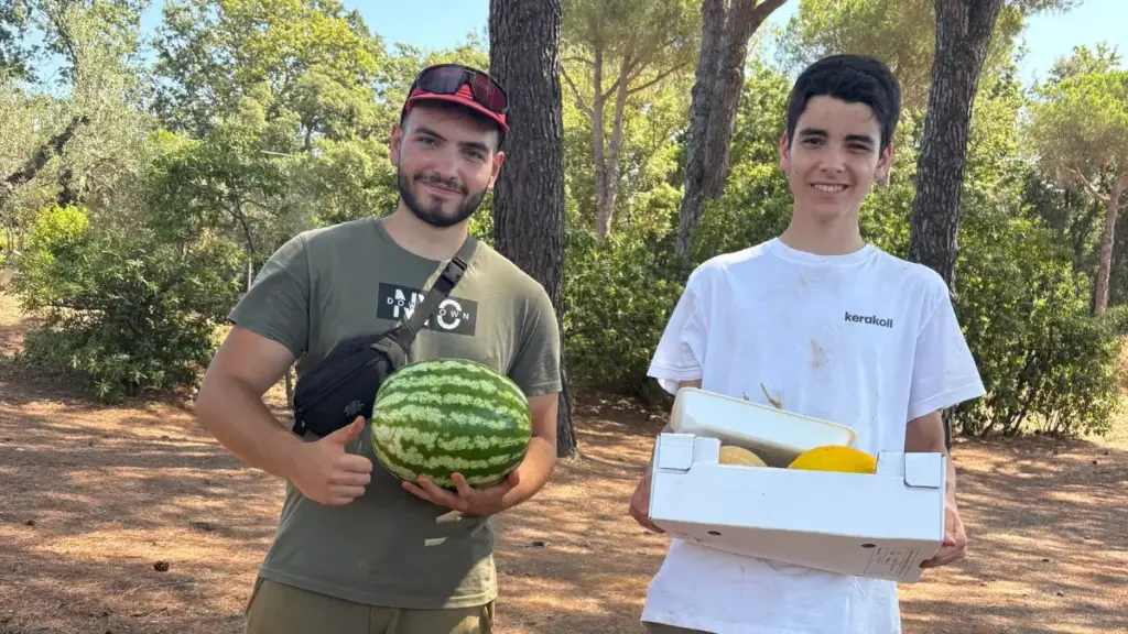Michele, 20 anni, e il fratello Martino, 16 anni, al lavoro nei campi del monastero cistercense di Valserena