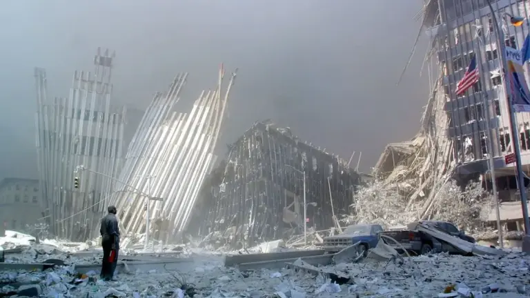 Un uomo osserva le rovine del World Trade Center a New York il giorno degli attentati di Al-Qaeda, l'11 settembre 2001