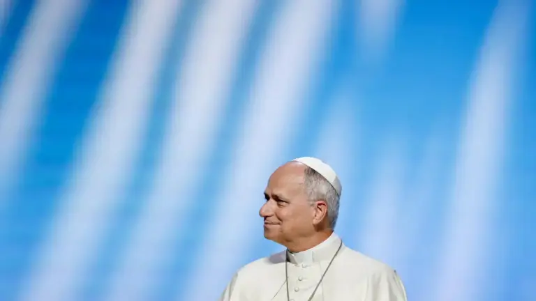 Papa Leone XIV sorride durante l'incontro sulle radici dell'Europa a Metz, in Francia