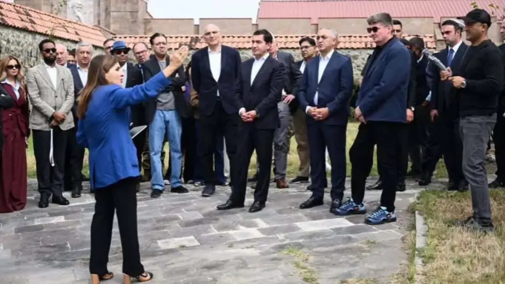 Alcuni diplomatici stranieri assistono alla spiegazione di una guida azera dei monumenti armeni nell'Artsakh occupato dal regime di Aliyev