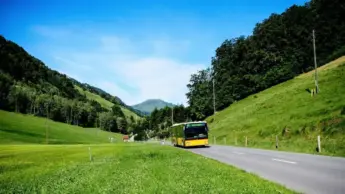 La donna che guida l’autobus in montagna