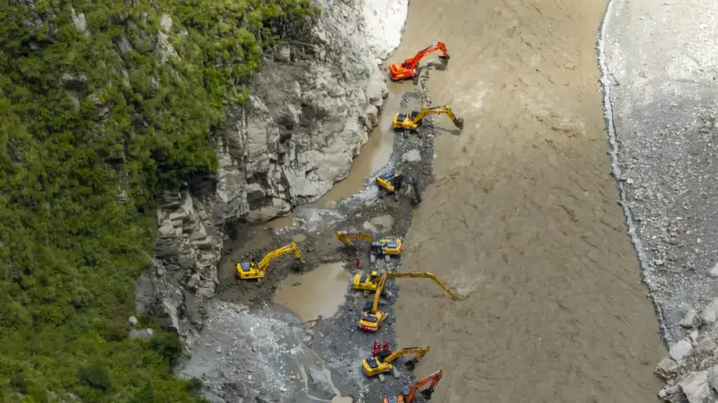La Cina rilascia un'immagine dei soccorritori che cercano di ripristinare la viabilit&agrave; sull'autostrada 216 in Tibet, che porta al valico di frontiera con il Nepal, spazzato via dall'alluvione