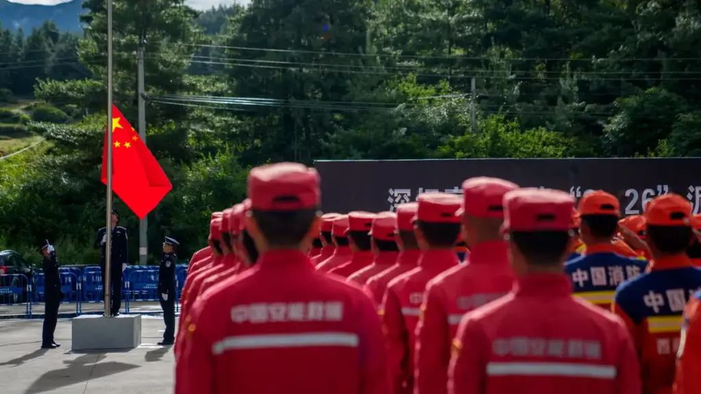 La Cina pubblica una foto di una squadra di soccorritori che commemora le vittime dell'alluvione in Tibet