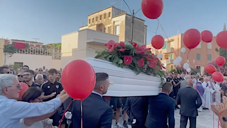 Il funerale di Lorena Isceri, 45enne uccisa il 3 settembre scorso a Firenze dall’ex fidanzato che l’ha sequestrata e gettata nel vuoto da un viadotto dell’A1, Squinzano (Lecce), 9 settembre 2026 (foto Ansa)