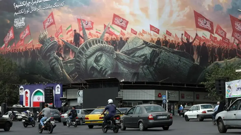 Un manifesto di propaganda a Teheran celebra la vittoria del regime sugli Usa, ma l'Iran è sempre più in difficoltà