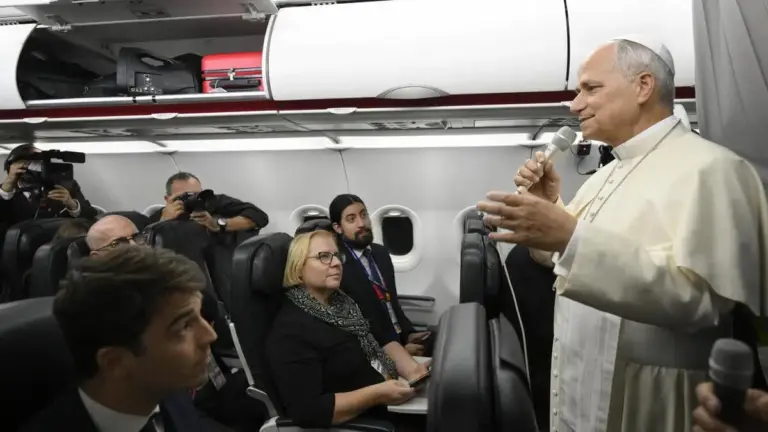 Papa Leone XIV durante la conferenza stampa sull'aereo di ritorno dalla Francia, 28 settembre 2026 (Foto Ansa)