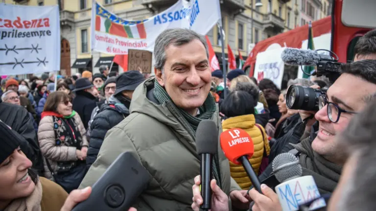 Mario Calabresi alla manifestazione “No Ice” contro la presenza degli agenti dell’americano Immigration and Customs Enforcement alle Olimpiadi invernali, Milano, 31 gennaio 2026 (foto Ansa)
