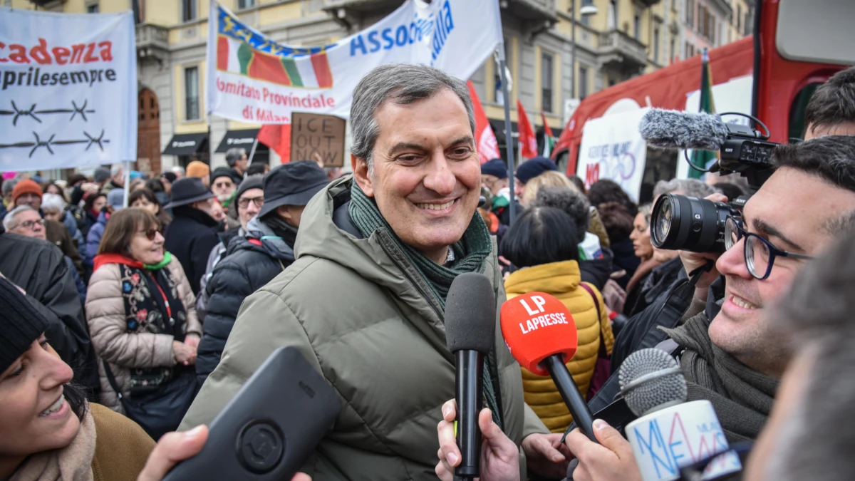 Mario Calabresi alla manifestazione &ldquo;No Ice&rdquo; contro la presenza degli agenti dell&rsquo;americano Immigration and Customs Enforcement alle Olimpiadi invernali, Milano, 31 gennaio 2026 (foto Ansa)