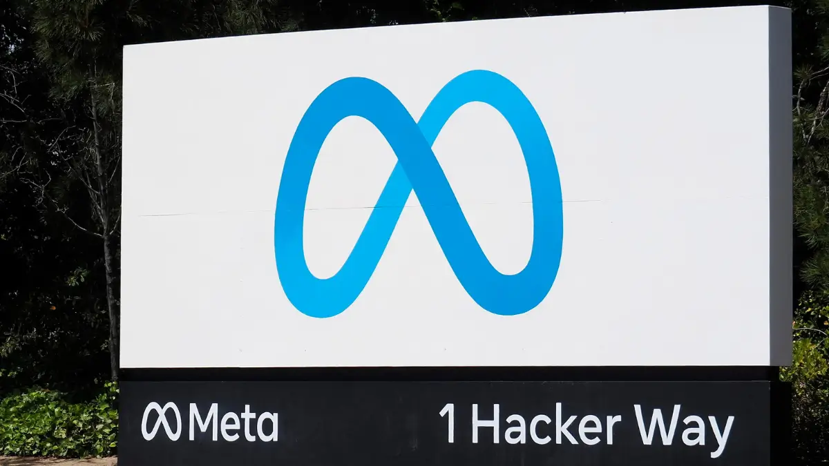 Il logo di Meta presso la sede della societ&agrave; di Mark Zuckerberg a Menlo Park, California, Stati Uniti