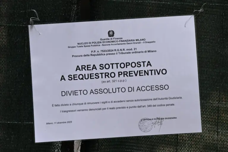 Avviso di sequestro giudiziario affisso nel dicembre scorso su uno dei tanti cantieri finiti nella maxi indagine sulla gestione dell’urbanistica a Milano (foto Ansa)