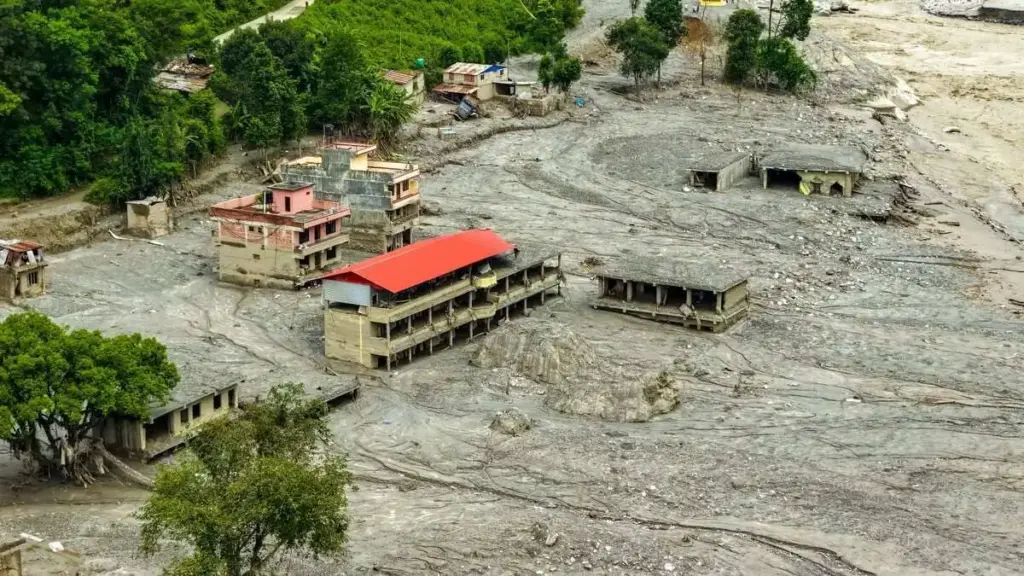 Gli ingenti danni causati dall'alluvione del 26 agosto a Dhunge Bazaar, lungo il fiume Trishuli a Nuwakot, in Nepal