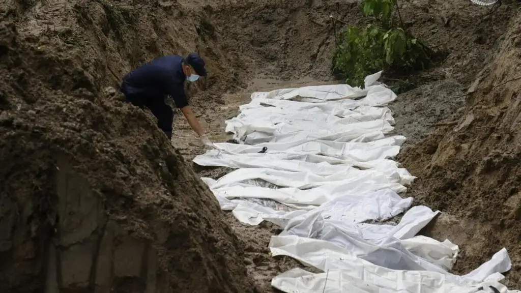 Alcune vittime dell'alluvione che ha travolto Nepal e Tibet vengono seppellite in una fossa comune a Kathmandu, capitale del Nepal