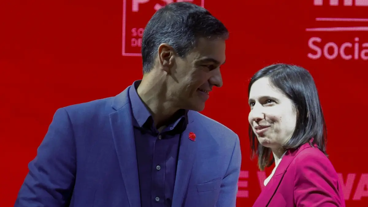 Pedro S&aacute;nchez e Elly Schlein sul palco del congresso del Pse a Roma nel marzo 2024