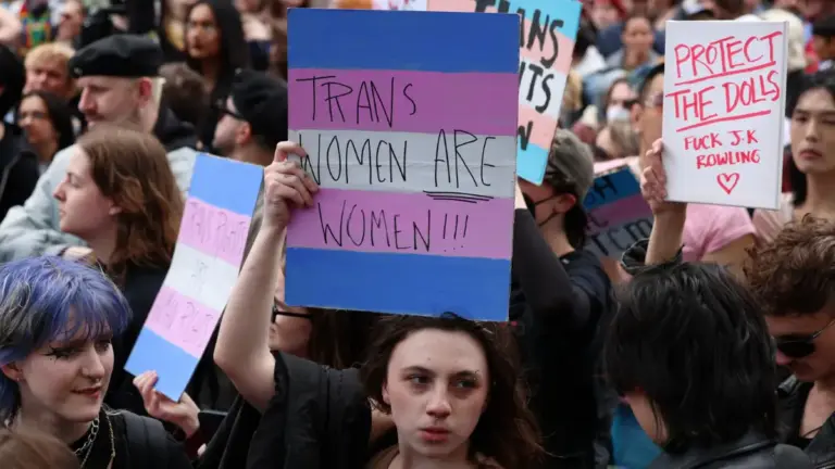 Attivisti trans protestano a Londra, il 19 aprile 2025, contro la decisione della Corte Suprema di definire una persona "donna" in base al sesso biologico