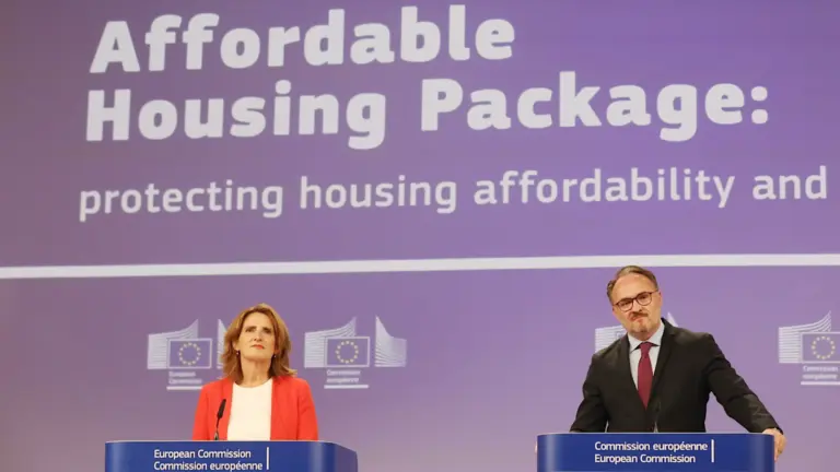 I commissari europei per la Concorrenza Teresa Ribera e per le Politiche abitative Dan Jørgensen durante la presentazione dell’Affordable Housing Act, Bruxelles, 9 settembre 2026 (foto Ansa)