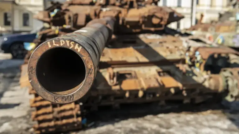 Un carro armato russo distrutto messo in mostra a Kiev, Ucraina