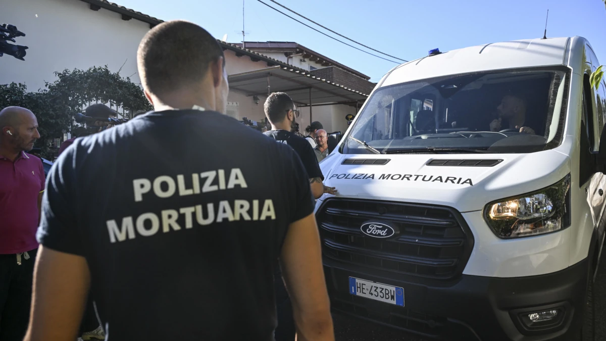 Carabinieri e Polizia mortuaria davanti all&rsquo;appartamento nel quartiere Pietralata, Roma, dove il 31 agosto sono state trovate senza vita tre persone, una bambina disabile e i suoi genitori (foto Ansa)