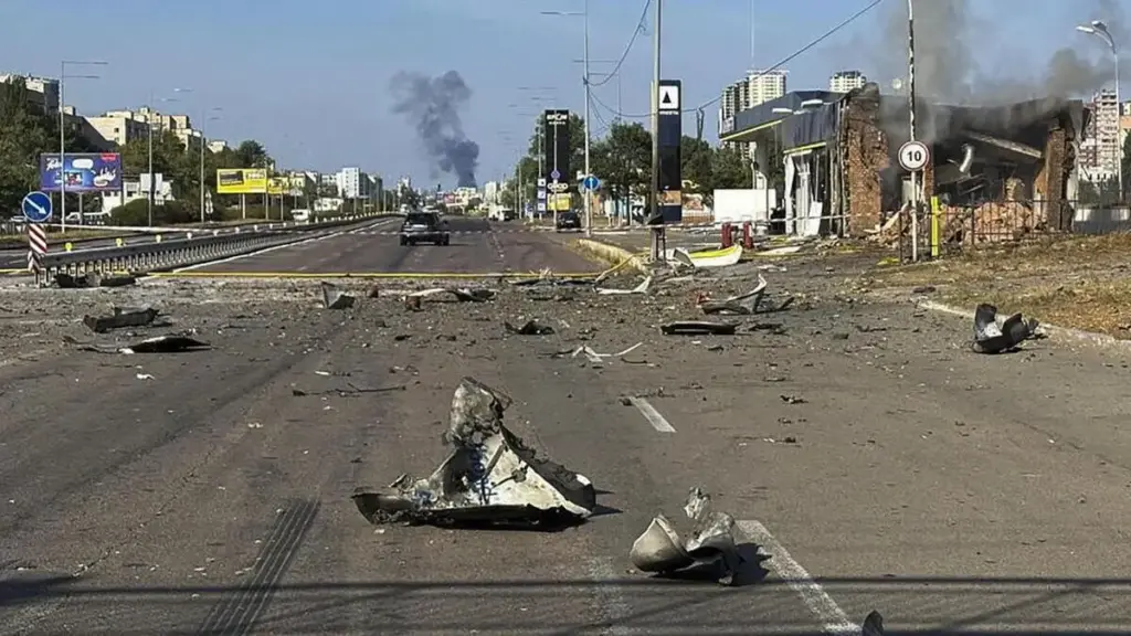 Le conseguenze di un attacco russo con droni Geran-4 e 5 a un distributore di benzina a Kiev, in Ucraina, l'11 settembre