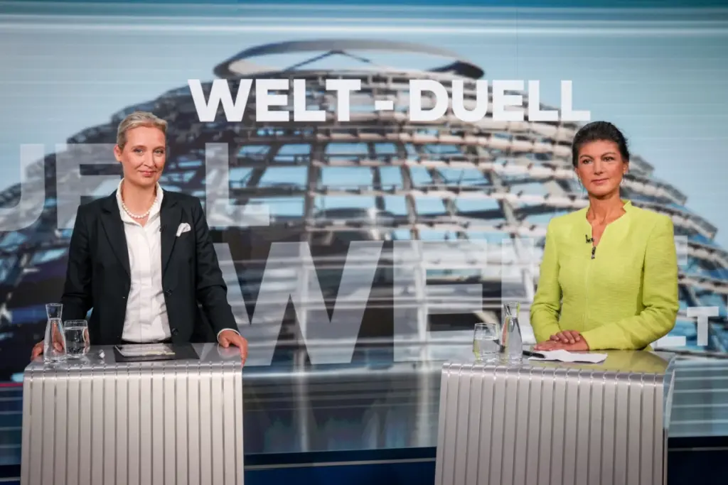 Un confronto tv tra la presidente nazionale di Afd Alice Weidel (a sinistra) e Sahra Wagenknecht, fondatrice e leader del partito di estrema sinistra Bsw (foto Ansa)