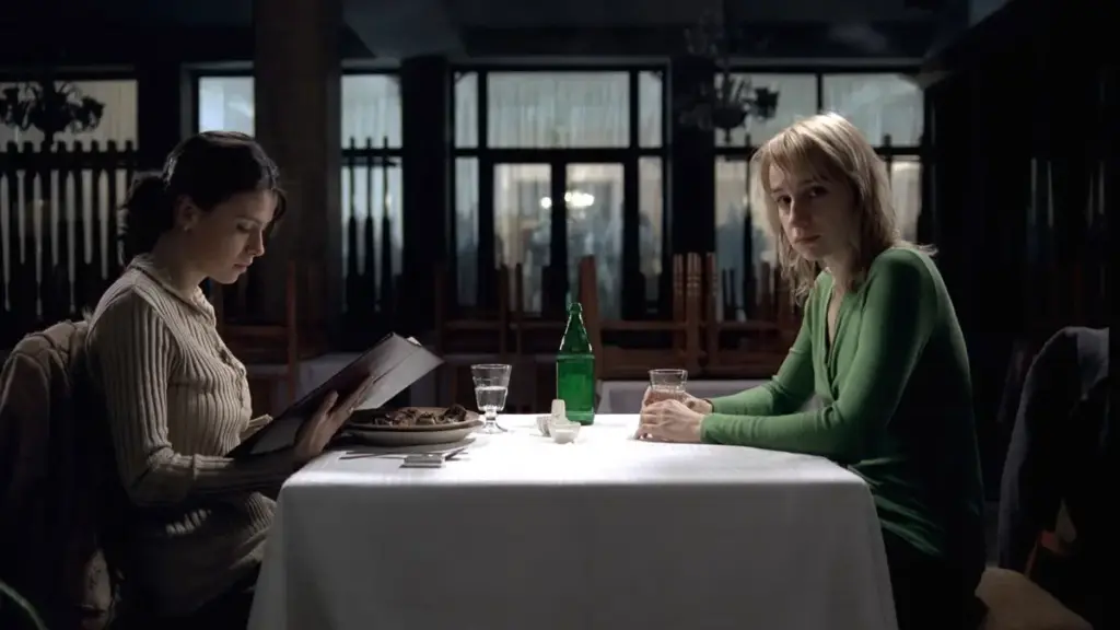 Una scena del film “4 mesi, 3 settimane, 2 giorni” (2007) diretto da Cristian Mungiu