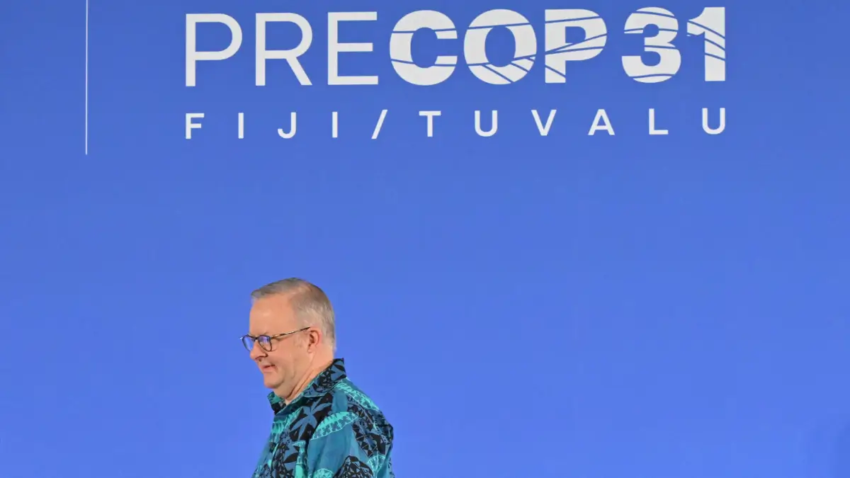 Il primo ministro australiano Anthony Albanese arriva per intervenire all'evento del Pacific Resilience Facility durante la riunione pre-COP31 a Nadi, nelle Fiji, il 7 ottobre 2026