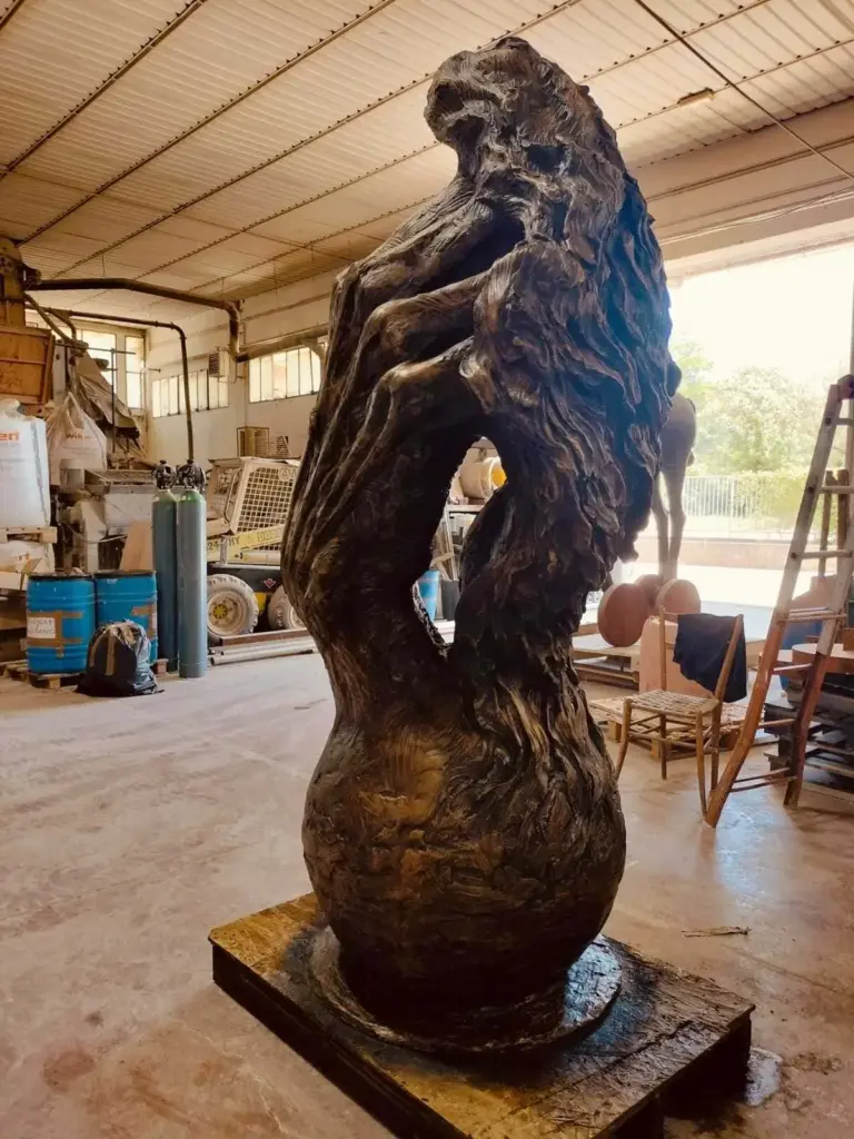 Il bronzo alto due metri e mezzo "Nacque al mondo un Sole" di Elena Mutinelli