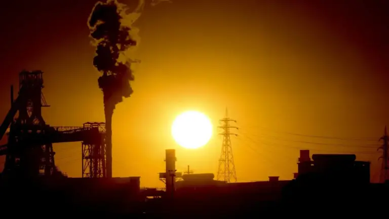Lo stabilimento Ilva di Taranto al tramonto, in una foto del 24 settembre 2013 (Ansa)