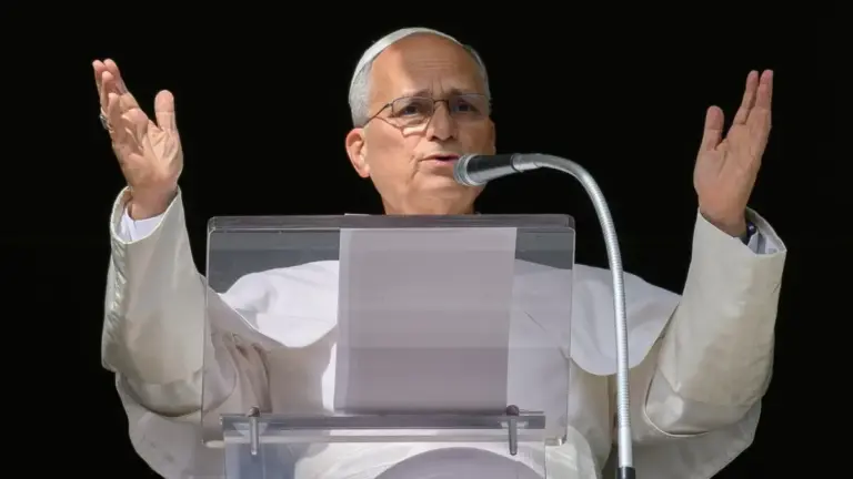 Papa Leone XIV durante la recita dell'Angelus in Piazza San Pietro, domenica 25 ottobre